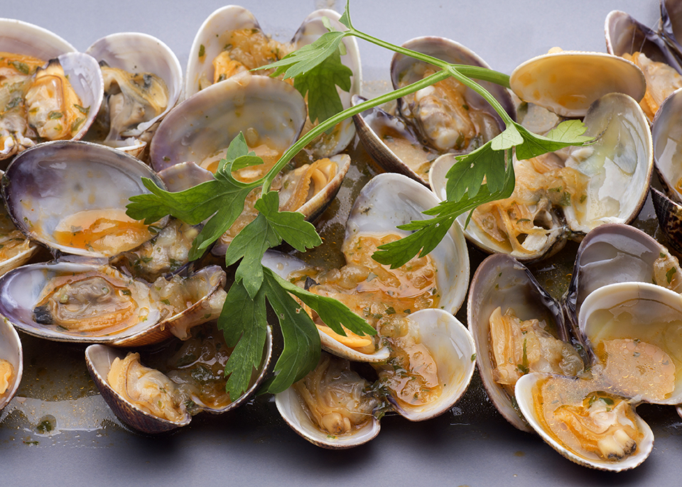 clams with seafood
